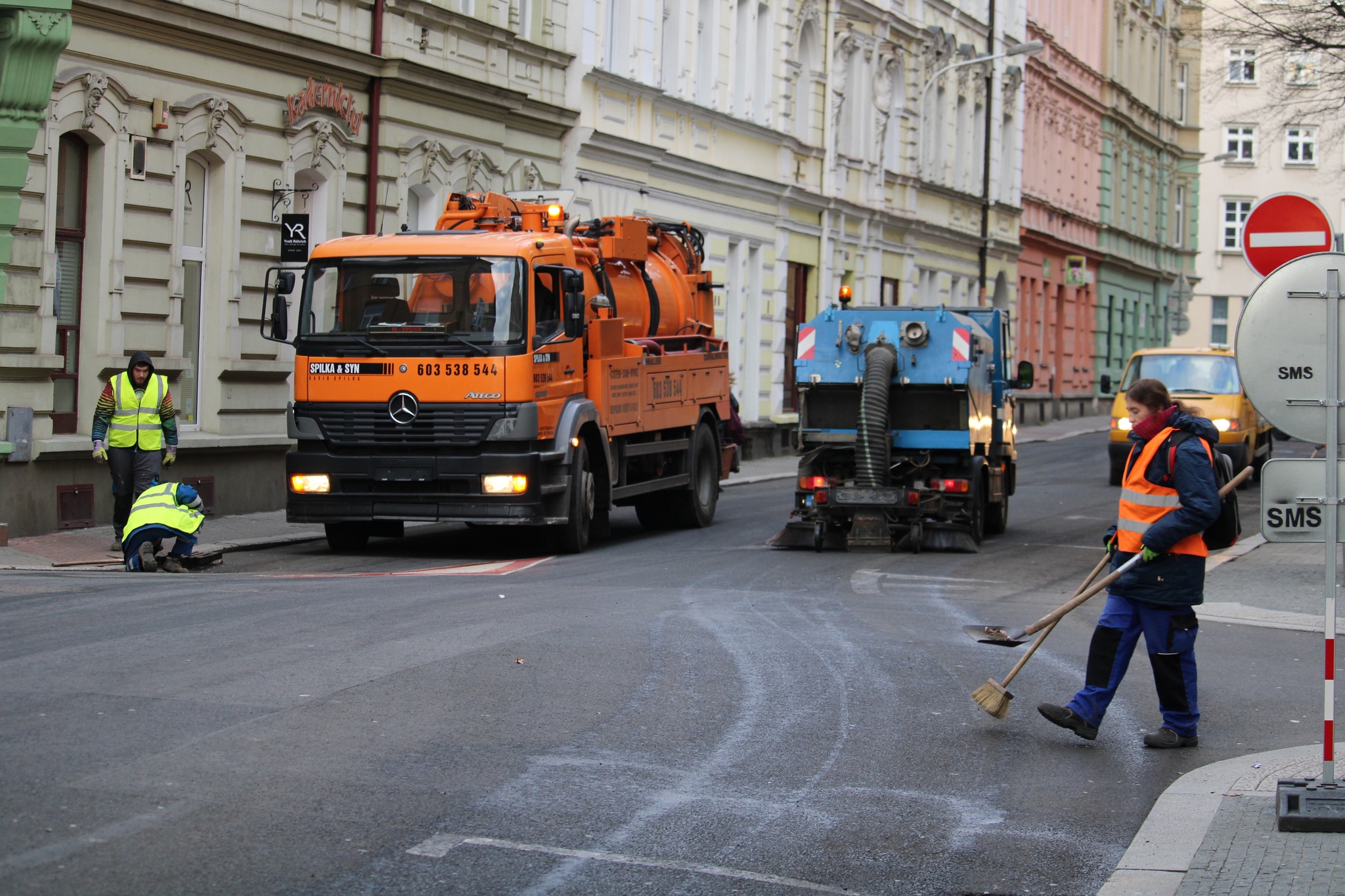 OBRAZEM: V ulicích města probíhá jarní čištění silnic a cest. Parkující řidiči na zákazu úklid komplikují