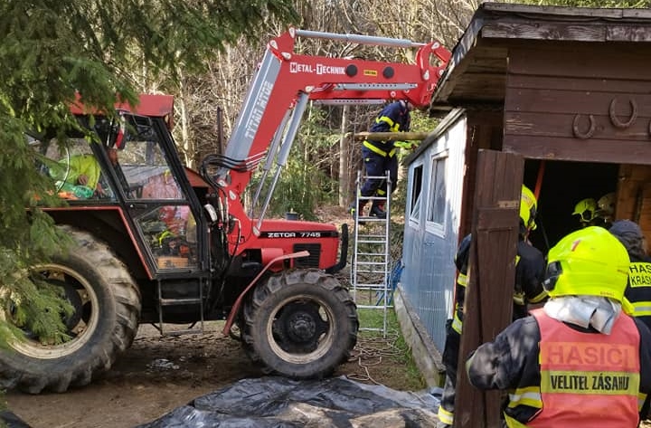 OBRAZEM: Hasiči pomáhali zvednout koně. Upadl a nemohl se sám postavit zpět na nohy