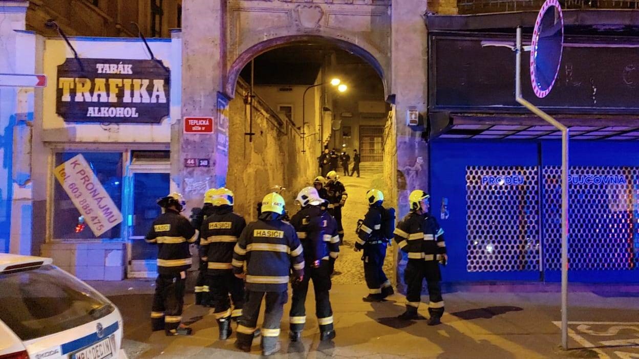 Hasiči v noci vyjížděli k požáru domu. Hořelo v neobydleném domě na Teplické ulici