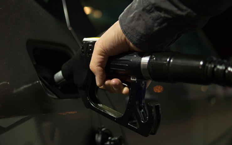 Benzín přestal zlevňovat, jeho cena půjde opět nahoru. Ekonom vysvětluje důvody zdražení