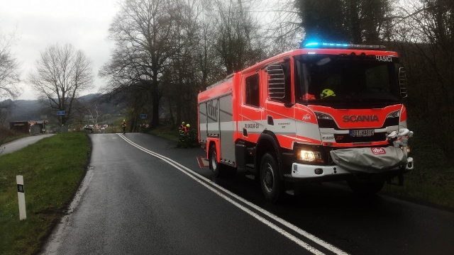 Foto: Vyvrácený strom zasahoval do silnice. Hasiči ho odstranili