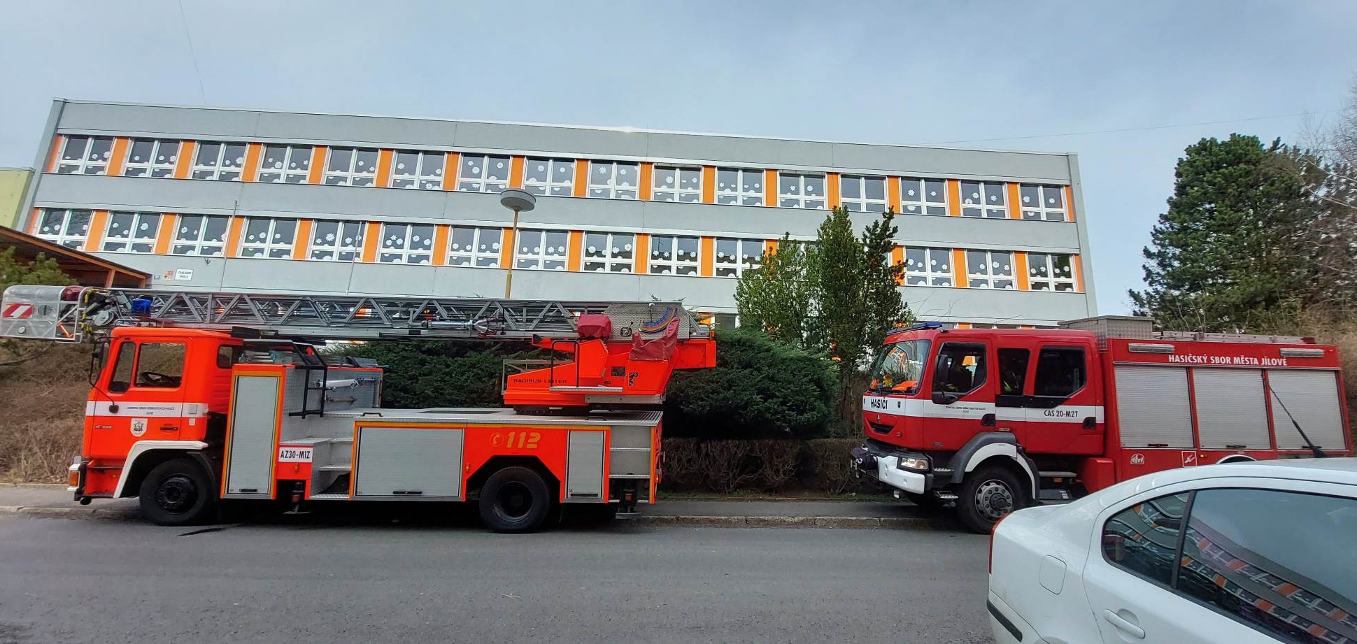 Foto: Ve školní budově v Jílovém bude hořet. Žáky i zaměstnance čeká evakuace