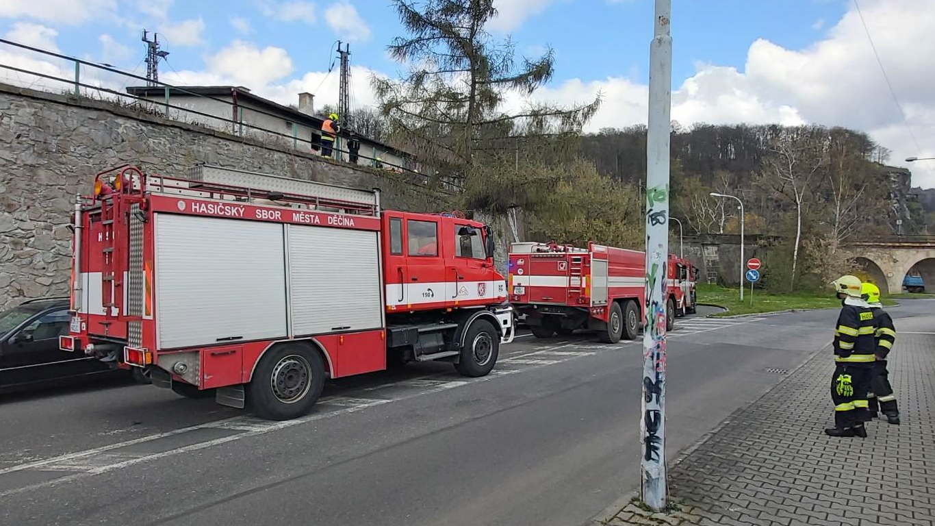 OBRAZEM: U vlakového nádraží hořel drážní domek. Na místo vyjely tři jednotky hasičů