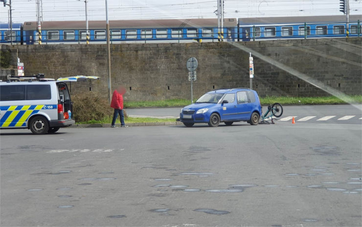 U autobusového nádraží se střetlo osobní auto s cyklistou