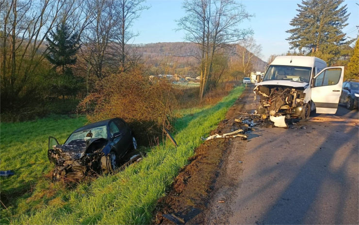 OBRAZEM: Takhle to vypadalo na místě vážné ranní nehody v Jílovém. Tři lidé utrpěli zranění