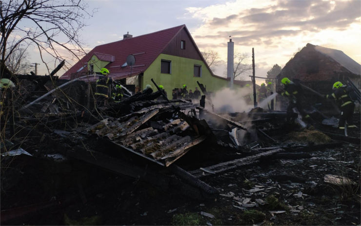 OBRAZEM: V Dobrné na Děčínsku shořela stodola. Na místo vyjely čtyři jednotky hasičů