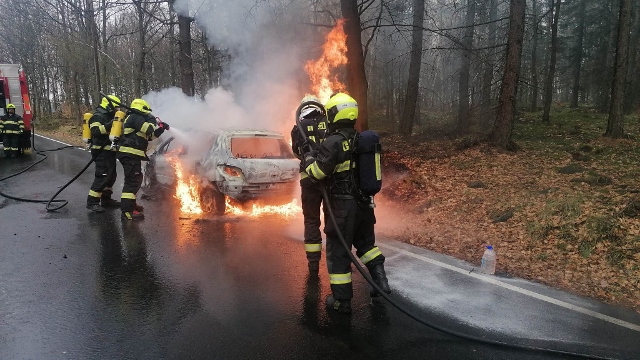 OBRAZEM: Auto za jízdy začalo hořet, posádka stačila vystoupit. Vůz skončil v plamenech