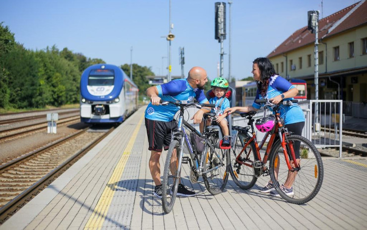 Na cyklovýlet vlakem: České dráhy přepravují kola ve všech spojích, na nádražích si můžete půjčit kolo nebo koloběžku