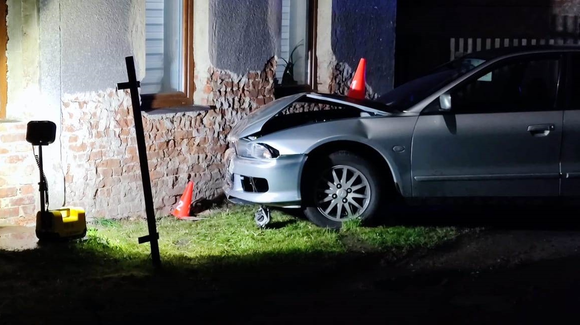 OBRAZEM: S automobilem narazil do domu. Karambol se naštěstí obešel bez zranění