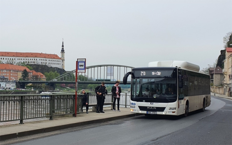 Některé autobusové zastávky v Děčíně budou nově na znamení. Kterých se změna týká?