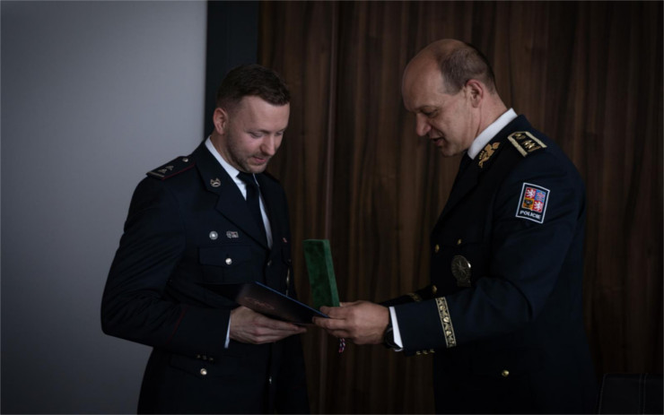 Opravdový hrdina! Policista díky své odvaze zachránil život seniorce, policejní prezident mu udělil medaili za statečnost