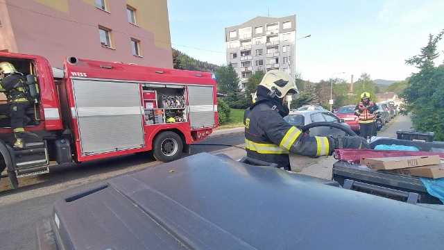 OBRAZEM: V Bynově hořela popelnice. Ještě před příjezdem hasičů ji uhasil oznamovatel