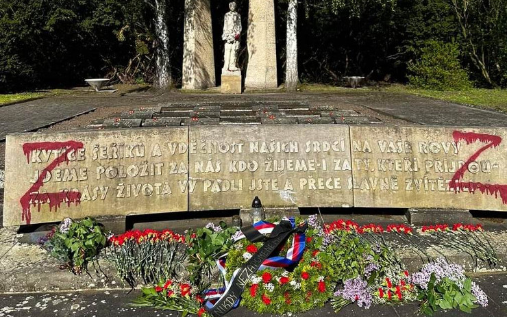 Kdosi nastříkal na pomník sovětských vojáků symboly ruských okupantů