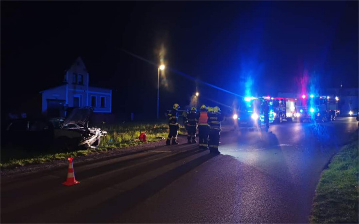 FOTO: Noční nehoda v Dolních Mikulášovicích. Osobní auto narazilo do zdi