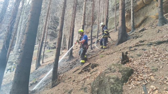 OBRAZEM: Za čtvrteční požár v Národním parku České Švýcarsko může pravděpodobně nezodpovědné chování turistů a zábavná pyrotechnika