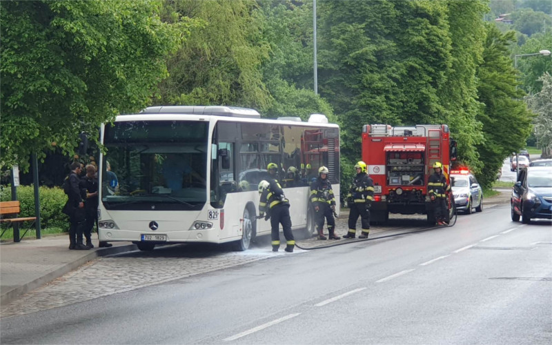 AKTUÁLNĚ: V Děčíně začal za jízdy hořet autobus městské hromadné dopravy