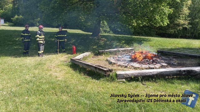 Foto: Hasiči vyjížděli k nehlídanému ohništi v chatové osadě na okraji lesa