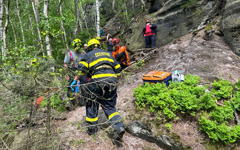 U Labské Stráně spadla horolezkyně, při pádu utrpěla vážné zranění. Na místě zasahoval vrtulník