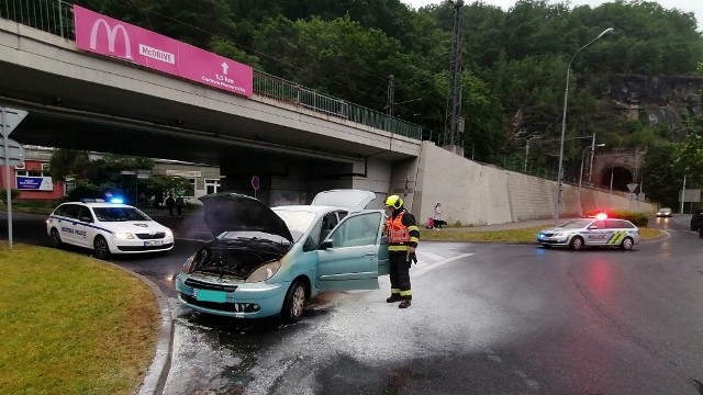 OBRAZEM: V úterý večer došlo u Mototechny k požáru auta. Vůz začal hořet za jízdy