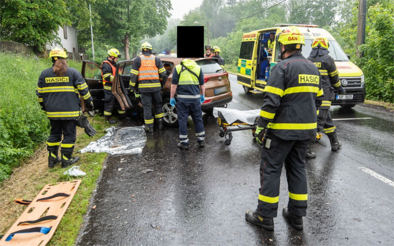 AKTUÁLNĚ: Auto narazilo do stromu, hasiči museli zraněného člověka z havarovaného vozu vyprostit