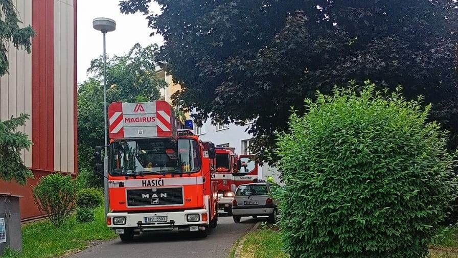 V Jílovém hořelo na balkoně. Požár oznámila skupinka dětí ze sousedního hřiště