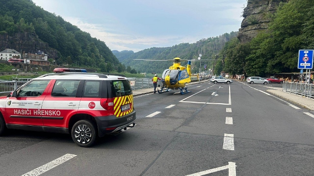 Foto: Nedaleko Suché Kamenice u Hřenska havarovala motorka. Na místo letěl i vrtulník