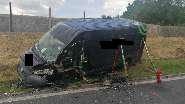 OBRAZEM: U Libouchce se střetla dodávka a osobák. Tři zraněné osoby skončily v nemocnici