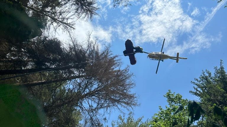 Foto: Hasiči a záchranáři v sobotu vyjížděli ke zraněnému turistovi. Po pádu si způsobil tepenné krvácení. Na místo musel i vrtulník