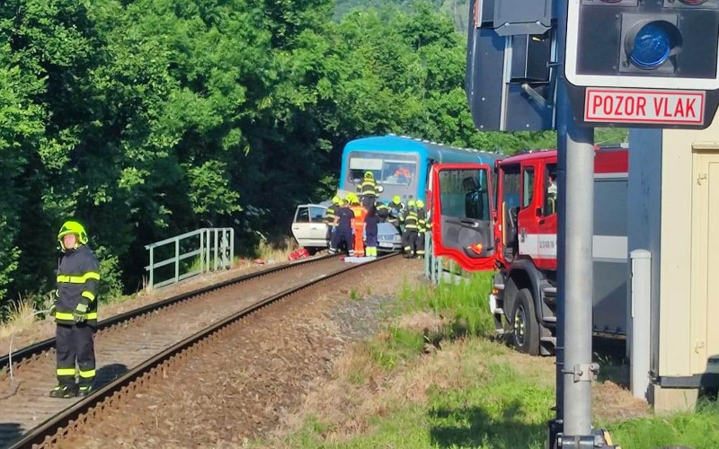 Vlak při včerejší nehodě tlačil auto čtyři sta metrů, policie střet vyšetřuje jako obecné ohrožení z nedbalosti