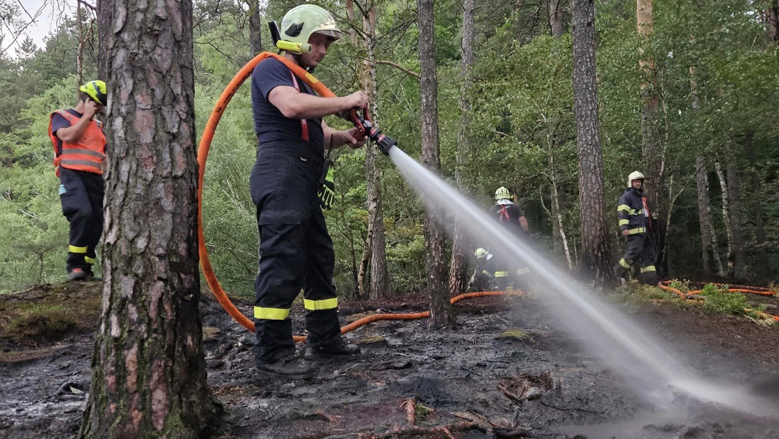 Foto: Čtyři jednotky hasičů bojovaly ve středu večer s lesním požárem. Hořelo u Labské Stráně