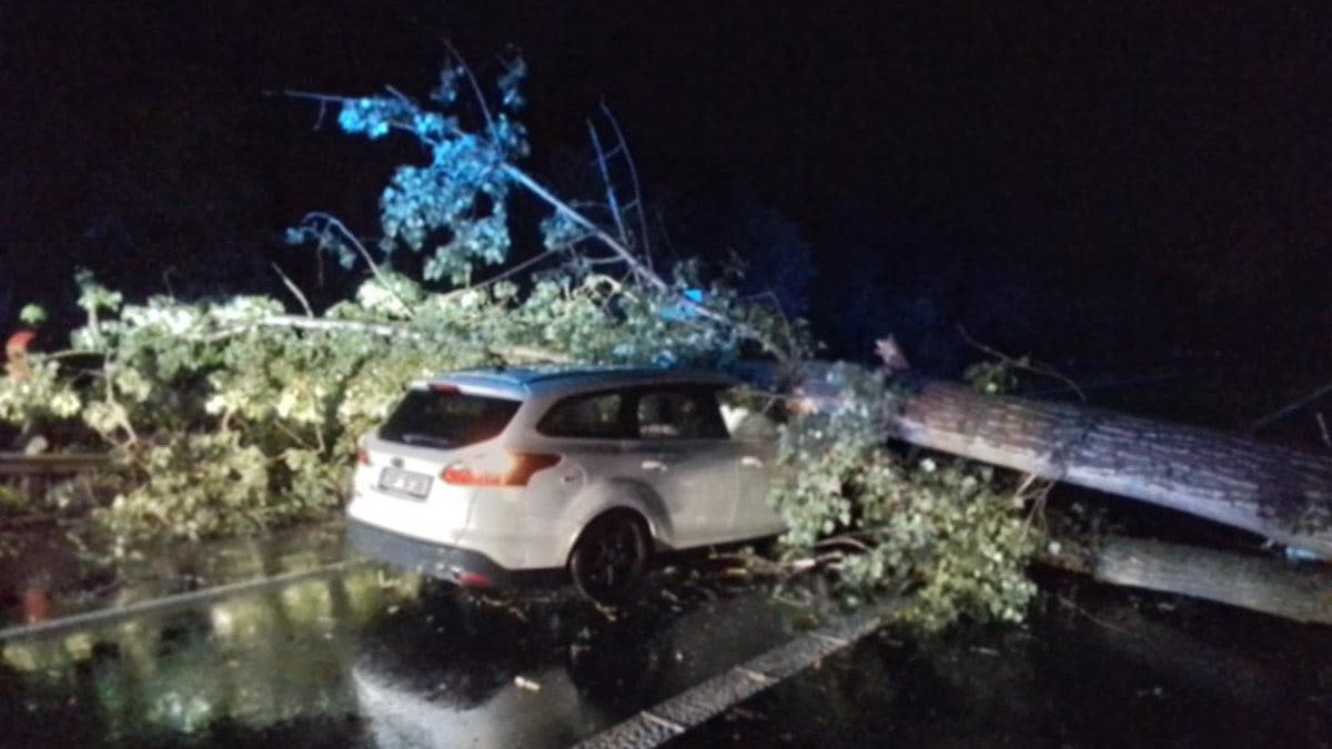 Foto: Hasiči v noci zasahovali u 16 událostí. Nejvíce výjezdů bylo na Litoměřicku. U Mostu narazilo auto do stromu