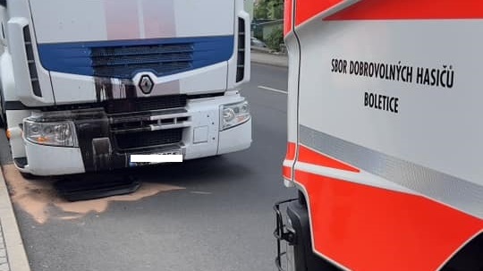 Foto: Z nákladního automobilu unikal olej. Hasiči provedli jeho likvidaci