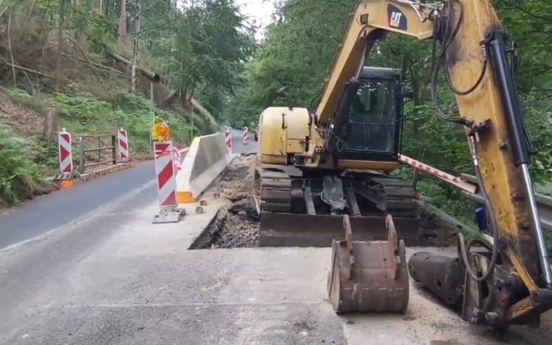 VIDEO: U Hřenska se silničáři činí. Opravují most