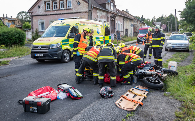 Vážná nehoda v Dolním Podluží. Motorkář se střetl s osobním autem, na místě zasahovali hasiči a záchranka