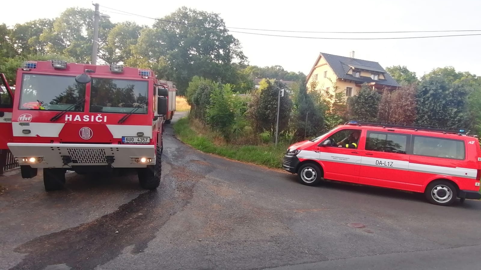 Hasiči v neděli večer vyjeli prověřit stoupající kouř nad lesem v okolí Popovic