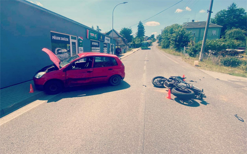 Vážná nehoda v Rumburku. Auto se srazilo s motorkářem, zasahoval vrtulník