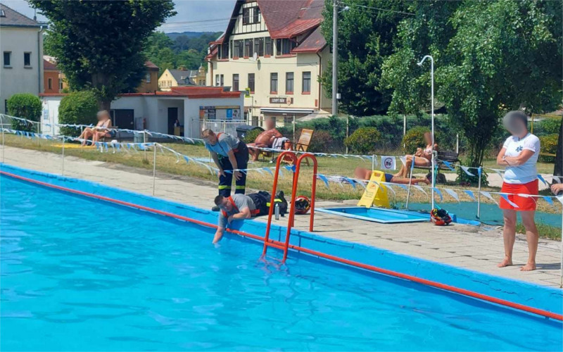 FOTO: Vosy si udělaly hnízdo na okraji bazénu na koupališti. Odstranit ho museli hasiči