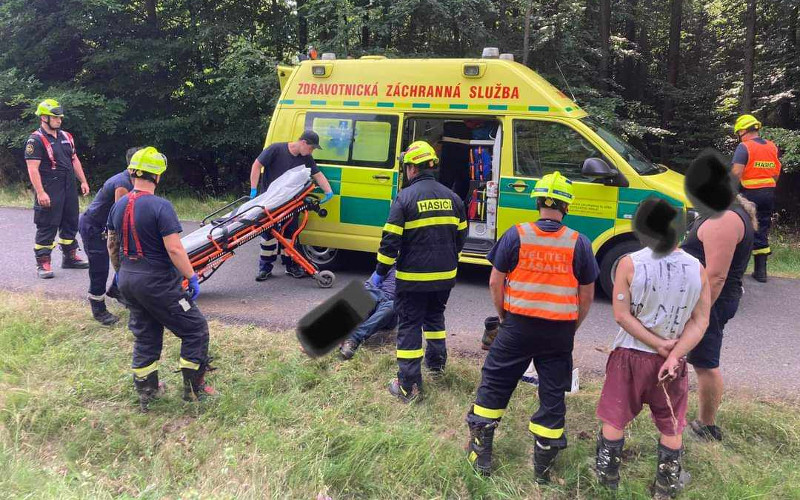 OBRAZEM: Těžká nehoda motocyklu a čtyřkolky. Vážně zraněnému motorkáři pomáhali hasiči