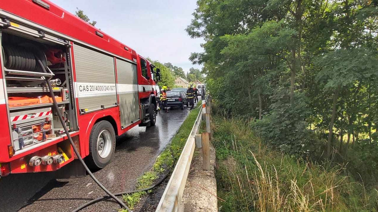 Foto: Z auta šlehaly plameny. Na místo vyjely dvě jednotky hasičů