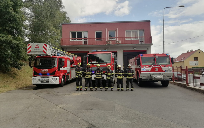 OBRAZEM: Hasiči uctili minutou ticha památku zesnulého kolegy