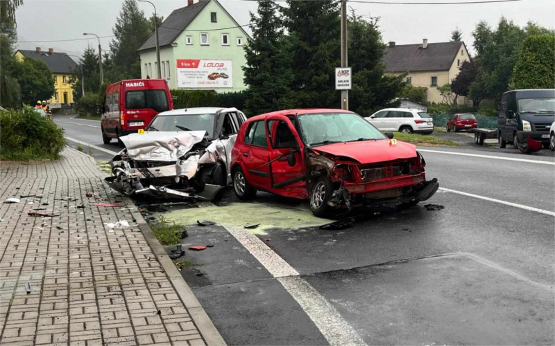 OBRAZEM: Auto dostalo smyk a srazilo se s protijedoucím vozidlem, oba řidiči utrpěli zranění