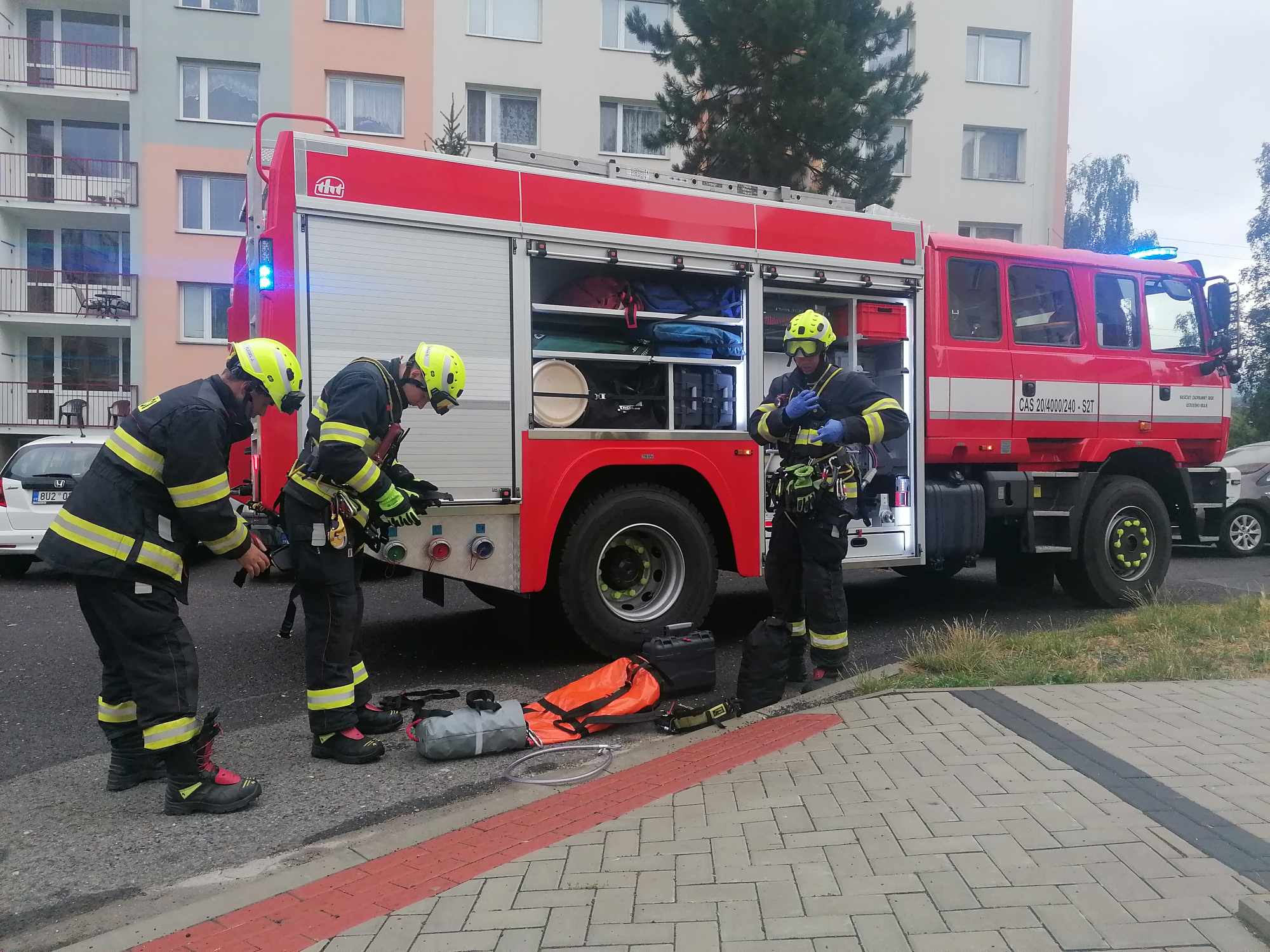 OBRAZEM: Hasiči v pátek ráno vyjeli k otevření bytu. Oznamovatelka měla obavu o sousedku. Ta byla nakonec v ohrožení života