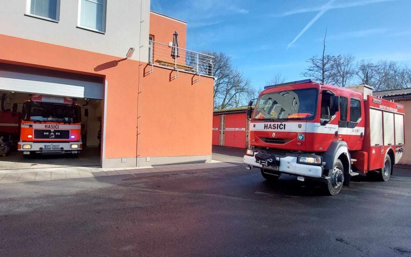 Hasiči mířili k panelovému domu v Jílovém. Větším škodám zabránila majitelka bytu