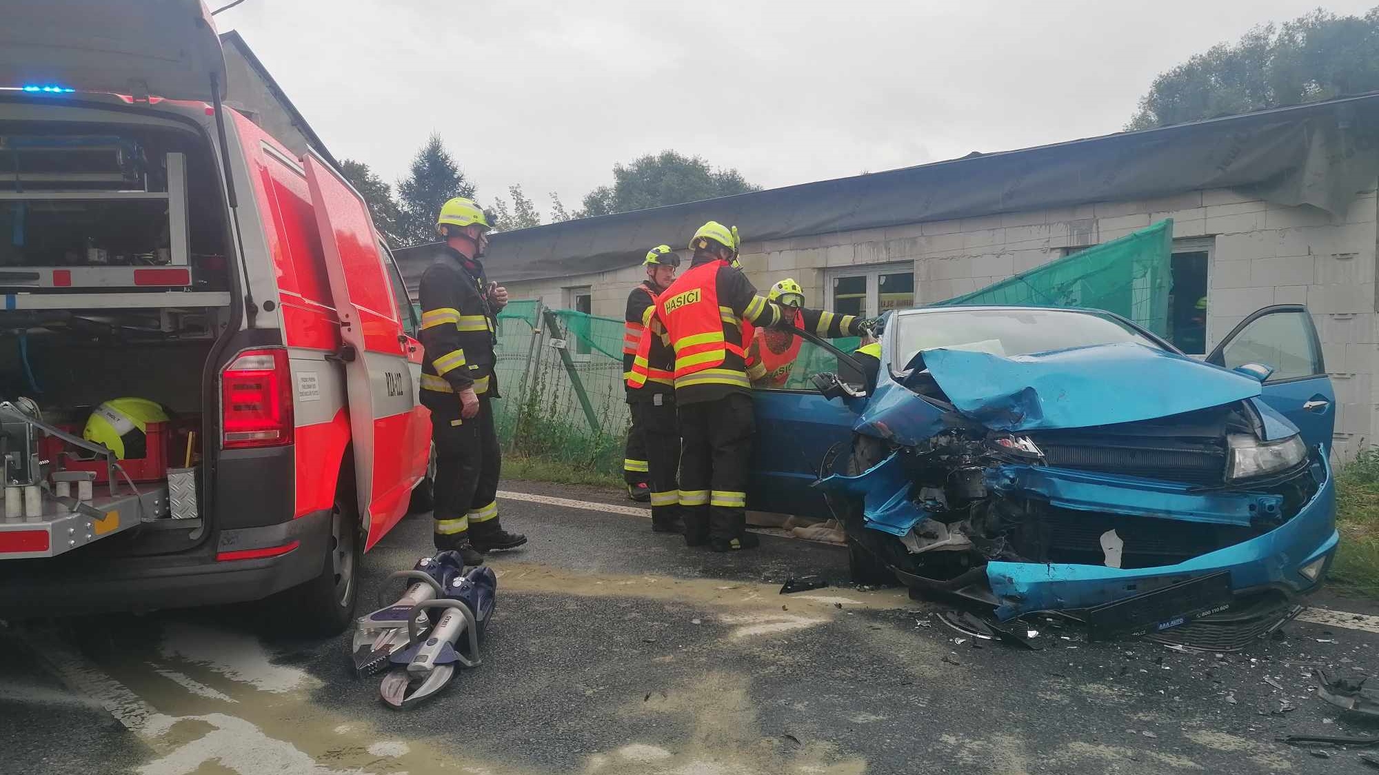 Aktualizujeme: Středeční čelní srážka dvou aut v Libouchci si vyžádala převoz dvou lidí do nemocnice. V jednom z havarovaných aut byl i pes, hasiči ho vyprostili z kufru