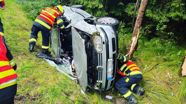 Foto: V Rumburku skončilo auto na boku a mimo silnici u lesa. Na místo vyjely složky IZS