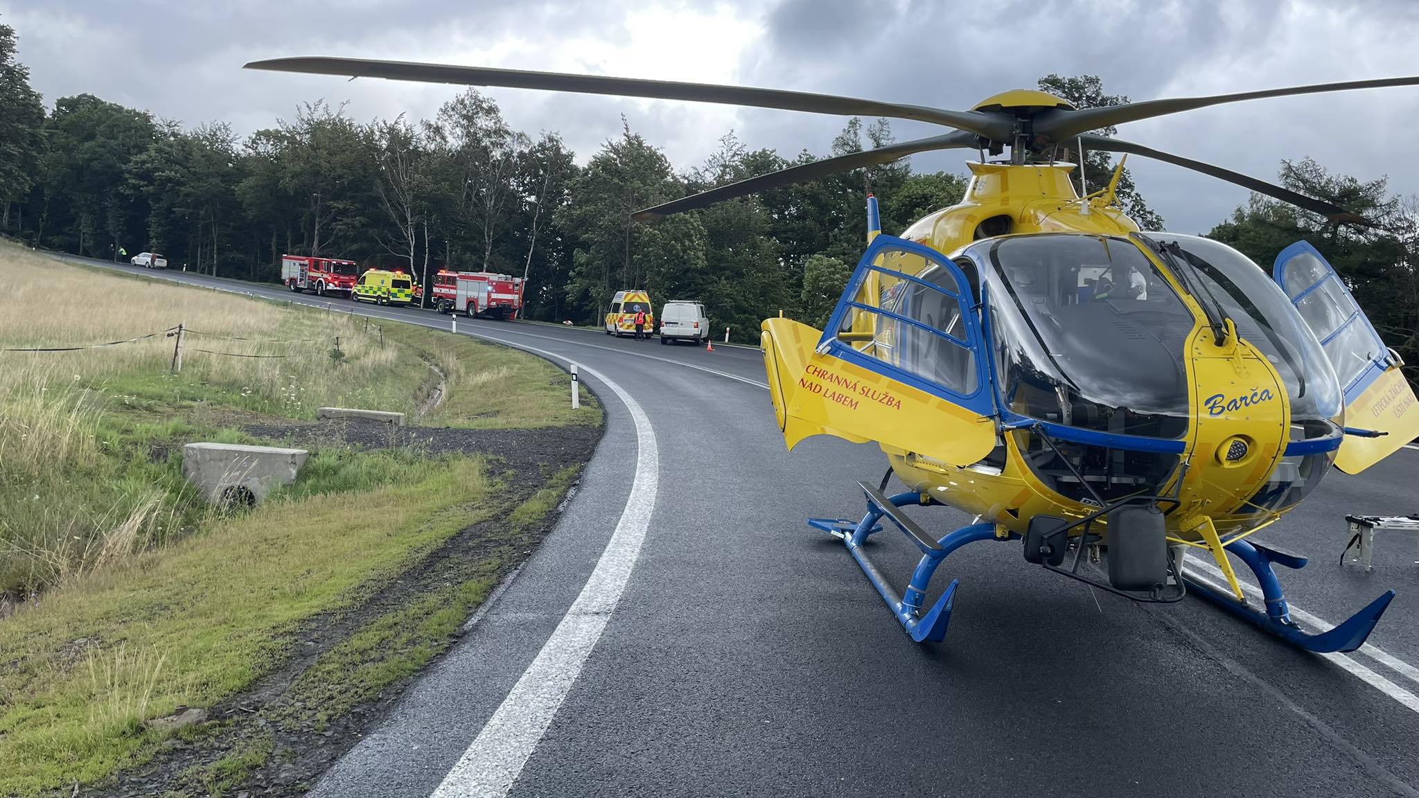 Foto: Vážná nehoda uzavřela v pondělí odpoledne silnici nad Lískou. Na místě přistál i vrtulník