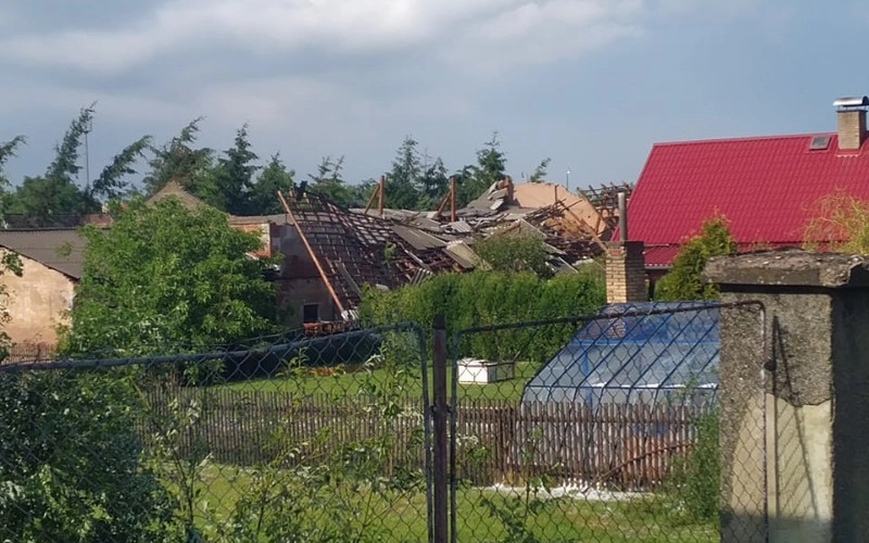 Tornádo v Ústeckém kraji? Větrný vír odnesl střechu kůlny, skončila až na sousedním pozemku