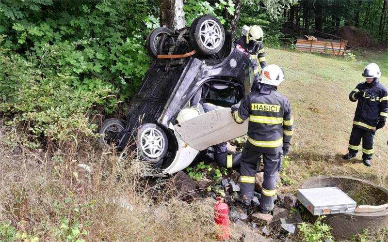 Osobní auto se převrátilo přes střechu a skončilo mimo silnici. Na místo vyjížděly tři jednotky hasičů