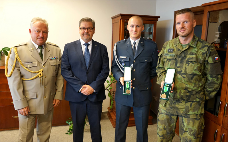 Svobodník Martin Jenčík a desátník Miloš Vitner získali od hejtmana ocenění za záchranu životů