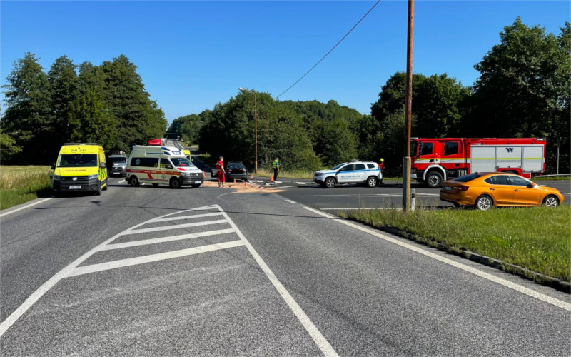 Vážná nehoda zablokovala křižovatku ve Studánce. Na místě přistával vrtulník